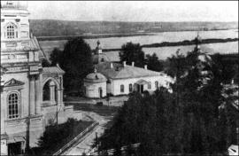 9. Успенская церковь с братской трапезной и кухней 
(на снимке они обозначены цифрами 2 и 3). 
Фото из «Альбома видов Иркутского Вознесенского 
святителя Иннокентия монастыря». Одесса 1914 г.