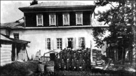 12. Монастырская церковно-приходская школа с общежитием 
для учеников (бывший настоятельский корпус). 
Фото из «Альбома видов Иркутского Вознесенского 
святителя Иннокентия монастыря». Одесса 1914 г.