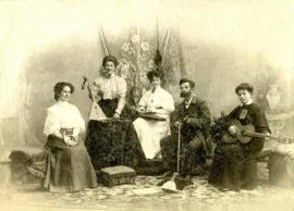 Домашний струнный оркестр Булатовых. На фотографии: И. В. Булатов, его жена Варя, сестра Зина и Булатова Ольга Дионисьевна. Иркутск, 1907. Фото из архива Н.Н. Мунгалова. Бодайбинский городской музей им.Верещагина
