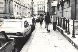 Женя Монохонов шагает по парижской улице в 1990 году.