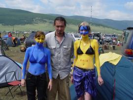 Женя и расписанные им модели. Пятый байк-фестиваль «Байкал-Шаман 2005» в Большом Голоустном. 24 июля 2005 г.