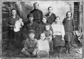 Петр Титович Ивкин, с женой Федосьей Антиповной (в центре) и своими детьми (Азей, 1930 г.)