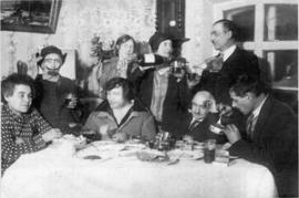На лицевой стороне фотографии слева — надпись на итальянском: I.I.1930 ore 24 (I.I.1930.24 часа). Часы только что возвестили наступление Нового года. В центре стола сидит Евдокия Минизини; сам Джованни — крайний справа, подцепляет вилкой рыбку из банки. Можно предположить, что мужчина с наклеенными усами, на манер молодого Дали, — фотограф Михаил Севрюков. С этого года начнется ломка судеб всех этих людей. А пока — подарки, поздравления и благословенная новогодняя ночь, которая, кажется, не кончится никогд