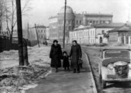 Здесь собрали крупные научные силы по золотому промыслу. На снимке: здания Иргиредмета на бульваре Гагарина. В 1952 году была построена одна из башен для лабораторного корпуса