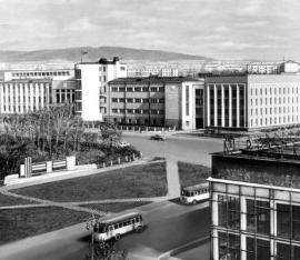Площадь Советов в Улан-Уде. В глубине — Дом Советов (1928—31, архитектор А. А. Оль) и новое здание Совета Министров Бурятской АССР (1965—68, архитекторы А. Р. Вампилов и А. Я. Галяутдинов). Справа — кинотеатр «Прогресс» (1963—66, архитекторы А. Р. Вампилов и М. Н. Меньшиков).