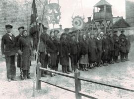 Сотрудники чаеразвесочной фабрики на учениях с противогазами