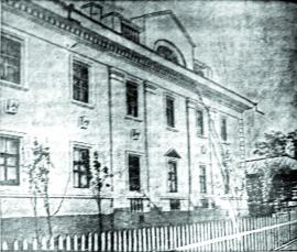 Шестнадцатиквартирный дом на ул. Профсоюзной, построенный
в 1950 году в Иркутске для работников железнодорожного транспорта