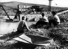 Действующая драга на Бодайбинских приисках