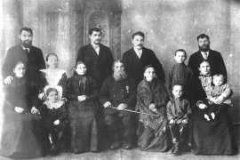 Семья С.А. Шишелова. Стоят (слева направо): сын Илья Семенович, внучка Наташа, зять (муж дочери Марии), племянник Иван Иванович, неизвестный, сын Иван Семенович. Сидят: невестка Екатерина Васильевна (жена Ильи Семеновича), внук Степан, дочь Мария Семеновна, Семен Александрович Шишелов, его жена Мария Ивановна, невестка (жена Ивана Семеновича) с детьми. 1890-е гг.