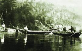Рыбный промысел Н-Ангарского района м. Курла. 1927 г. Выбирают невод (полотничают) ИОКМ ф433-85