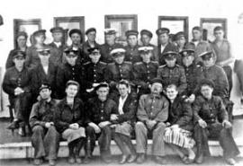 1949 год. Команда парохода «Комсомолец», многие из них ходили на «Ангаре». В том числе сестра Валерия Трегуба Людмила (в первом ряду в центре) — проводник кают 3-го класса. Вместе с ней Валерий, мальчишкой, был пассажиром на последнем рейсе ледокола