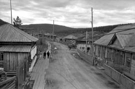 Пока это одна из улиц старого поселка. Вскоре на этом месте будет рукотворное море