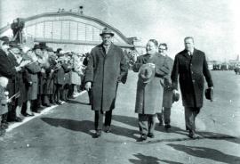 Ю. Цеденбал в иркутском аэропорту