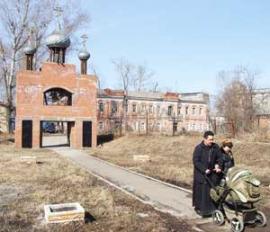 Колокольню по дороге в храм установили на месте знаменитой Тихвинской церкви, в которой были обретены мощи святителя Иннокентия Кульчицкого.