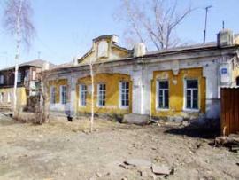 В помещении монастырской бани и сегодня живут люди.