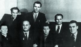 Делегация Союза советских писателей СССР.
Слева направо сидят: Г.А. Колесникова, Б.Л. Горбатов, В.Н. Ажаев, С.Е. Кожевников, С.А. Васильев. Стоят А.И. Смердов, А.Я. Яшин