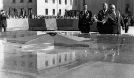 8 мая 1975 г. Первый секретарь ОК КПСС Н.В. Банников зажигает
 Вечный огонь от факела, привезенного с могилы Неизвестного солдата
