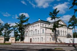 Белый дом (ныне здание научной библиотеки ИГУ, бульвар Гагарина, 24). В этом здании помещались Центросибирь, военно-революционный комитет, Штаб Красной гвардии 