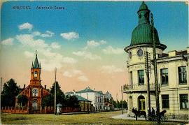 Здание Русско-Азиатского банка построено в 1912 по проекту архитектора В.И. Коляновского. Слева – здание лютеранской кирхи, ныне утраченное