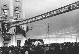 Митинг по случаю пуска первого агрегата ГЭС (1956) И дальнейшее строительство, уже в процессе эксплуатации 
