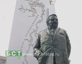 Новый памятник Наймушину. Примерка