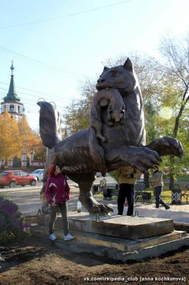 Памятник установлен в 130-м квартале, напротив Крестовоздвиженской церкви