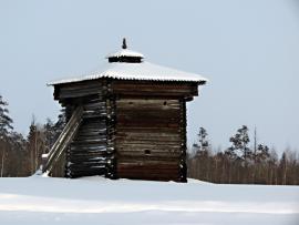 Южная башня Братского острога. От острога осталось две башни, срубленные в 1654 году. И так как село попадало в зону затопления Братской ГЭС, их решено было вывезти. Одна башня осталось на родине - сначала в посёлке Падун (один из районов нового Братска), с 1980 года - в скансене "Ангарская деревня" на берегу водохранилища. Другая - северная - в Москве.