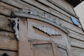 Детали декоративного оформления окон дома