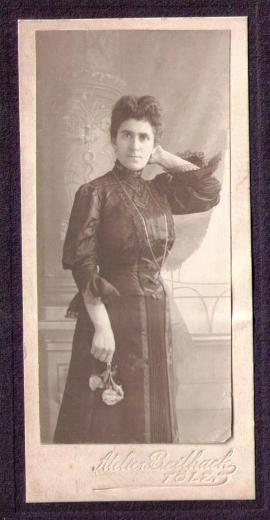 Файвусова  Р. Я. в возрасте 30 лет. 1897 г. Fotograf: Franz Beilhack. Германия:  Bad Tölz. Из семейного архива Л.И. Файвусовой