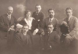 Дети Гд.Я. Домбровского.  Ок. 1917 г.  Москва. Фотограф неизвестен. Из семейного архива Д.Ц. Портновой.