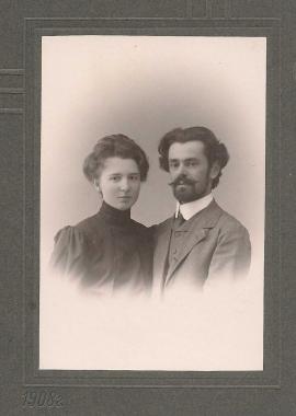 Домбровский Иосиф Гдальевич с женой Лидией Алексеевной. 1908. Москва. Фотограф неизвестен. Из семейного архива Е.В. Левенсон