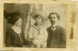 Домбровские Иосиф Гдальевич, Лидия Алексеевна и их сын Юрий. 1913. Москва. Фото В. Иванова.  Из семейного архива Д.Ц. Портновой.