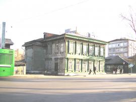 Вид на тыльную сторону дома  с пристройкой со стороны улицы.  2011 г. Фото авторов