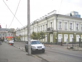  Вид главного и бокового фасадов бывшего дома Я.С.Домбровского по ул. Фурье, №1. 2011. Фото авторов
