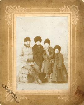 Файвусов И.Я. с сыновьями. 1900 г. Иркутск: С-Петербургская фотография.  Из семейного архива Е.Г. Можаевой