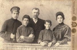 Семья Файвусовых. 1905 г. Иркутск. Фото П.А. Милевского. Из семейного архива Е.Г. Можаевой