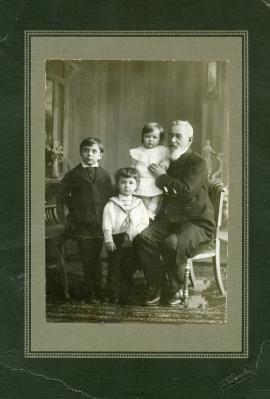 Домбровский Г.Я. с внуками (слева) Юрием, Борисом и Мариной. Ок. 1916.  Москва. Фотограф неизвестен. Из семейного архива Д.Ц. Портновой.