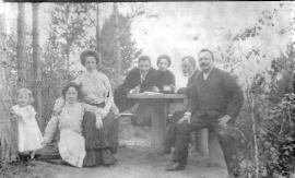 Семья Рафильзонов на даче на реке Иркут. 1904.  Фото из семейного архива Домбровских