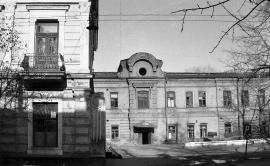 Здание бывшей гостиницы «Амурское Подворье». Улицы 80-х. ул. Фурье.  Фото Эраст.ру   