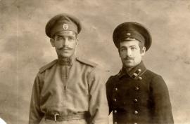 Файвусовы Григорий и Леонид. 1916. Иркутск. Из семейного архива Е.Г. Можаевой. Григорий (слева) в форме рядового солдата,  Леонид – в форме студента Иркутского промышленного училища.