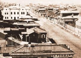 Вид на усадьбу Тихомирова-Домбровского до пожара 1879 года. Слева перед каменным домом Котельникова – крыши   домов Тихомирова-Домбровского. Фото А.Гофмана с колокольни Благовещенской церкви.  Из собрания Hумус