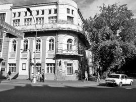 Вот в этом здании, бывшей редакции "Молодежки", брали халтуру студенты-филологи.