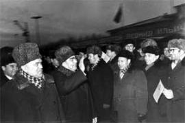 1976 год. Иркутск встречает дорогого Леонида Ильича Брежнева. На переднем плане - первый секретарь Иркутского обкома КПСС Николай Васильевич Банников.