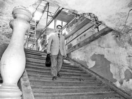 По этой лестнице не раз поднимался Вампилов, декламируя переделанные стихи Пушкина: "Вот лестница. Она уж развалилась...".
