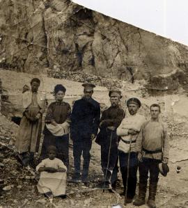 На карьере в Кадильно-Малой пади. 1928. Слева: Мария Ивановна, Рахиль Яковлевна, Григорий Исаакович Файвусовы и работники карьера. Из семейного архива Е.Г. Можаевой