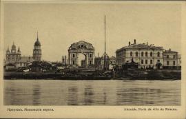 Слева - Владимирская церковь. Прямо - Московские ворота. Справа - мужское духовное училище