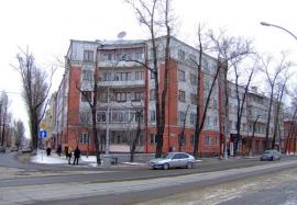 Жилой дом для железнодорожников на углу К. Маркса и 5-й Армии. Сдан в эксплуатацию в 1934. Архитектор К.Л. Жилкин. Фото: блоггер Friedens