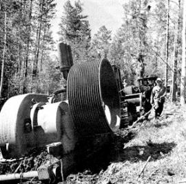 Перевозка буровой к Марковскому месторождению. Фото 1960 г.