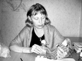 Почти в каждом сельском доме того времени была швейная машинка. Во время последней экспедиции Лидии Мельниковой удалось обнаружить до сих пор работающую "Зингер"