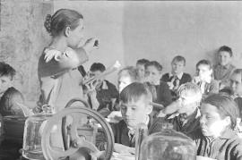 Невон. Школьный урок. Фото Э. Брюханенко. 1964 г.